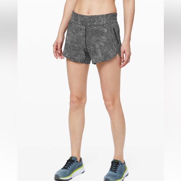 Lululemon Free Spirit Alpine White Black Lined Tracker Shorts V Sz. 10 - Picture 1 of 5